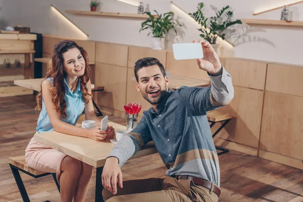 Paar nemen selfie in café — Gratis stockfoto