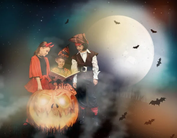 Дети в костюмах на Хэллоуин с волшебной книгой — стоковое фото