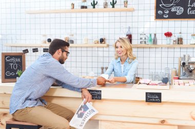 adamla kahve içerken gazete