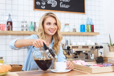 Barista dökerek kahve