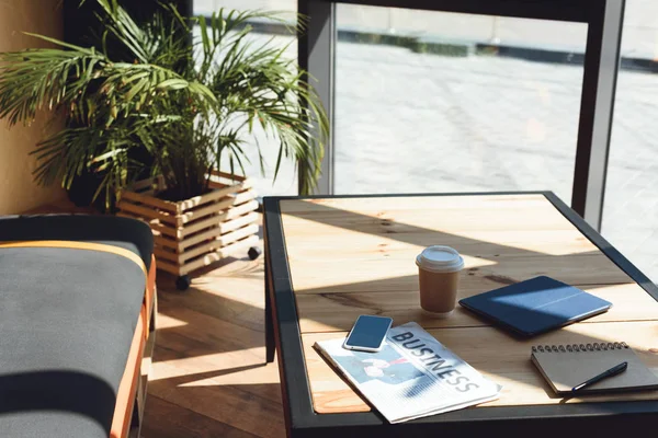 Café para ir, jornal e gadgets — Fotografia de Stock