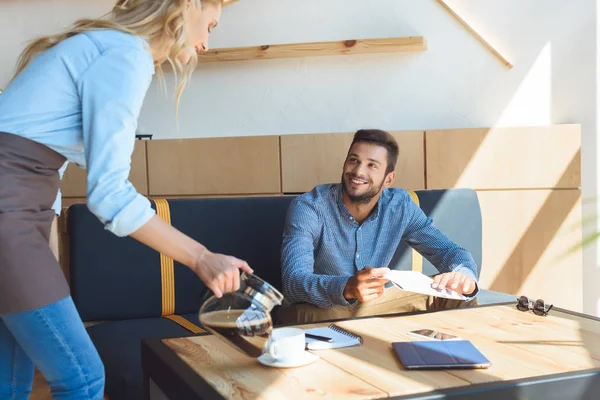 Garson dökerek kahve istemciye