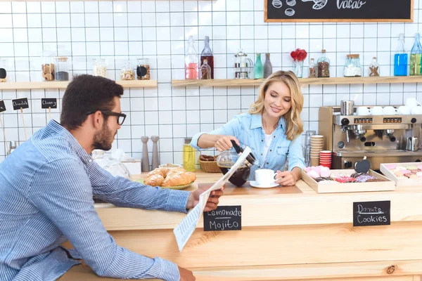 Garson dökerek kahve istemciye