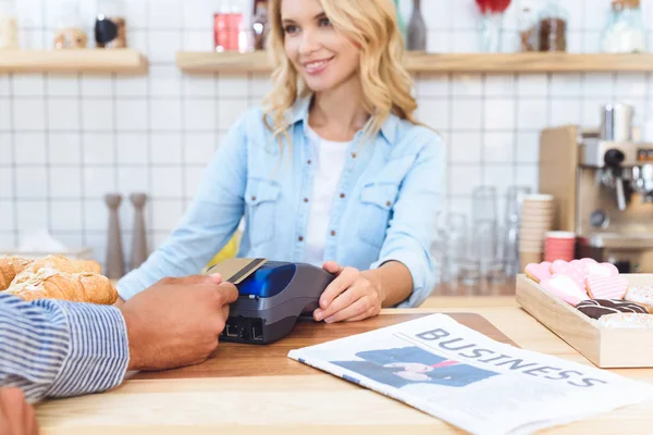 Payment by credit card and terminal — Stock Photo, Image