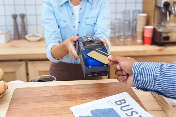 Pagamento com cartão de crédito e terminal — Fotografia de Stock