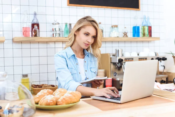 Kávézó tulajdonosa használ laptop — Stock Fotó