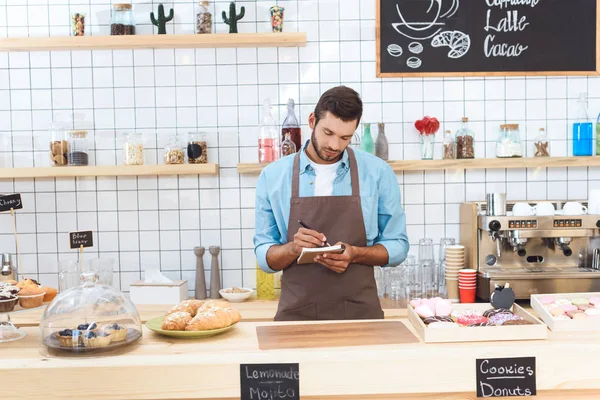 Cafe eigenaar maken van aantekeningen — Stockfoto