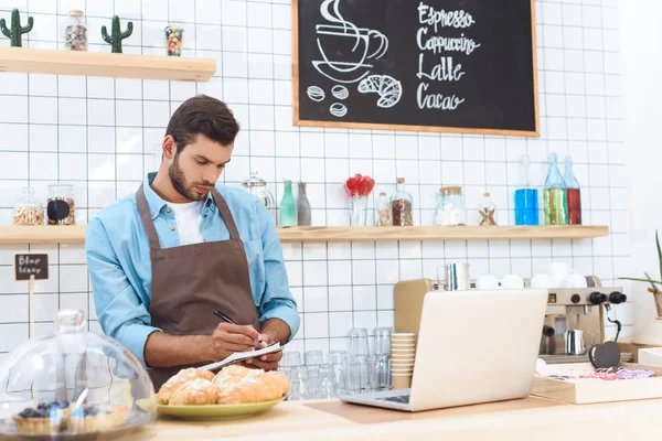 Kafe sahibi not almak