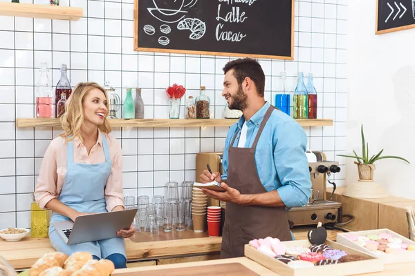 Cafe owners using laptop — Stock Photo, Image