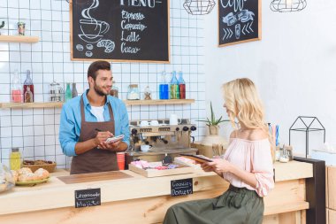 barista ve istemci dijital tablet ile