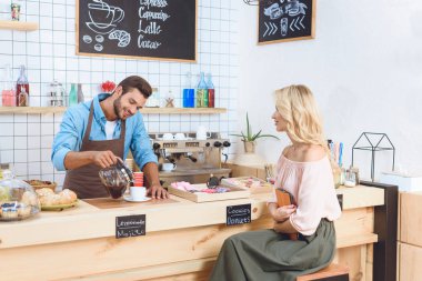 barista ve istemci dijital tablet ile