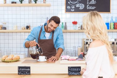 Barista dökerek kahve kadın için