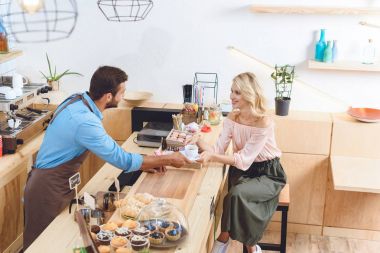 barista kahve istemciye vererek 