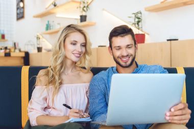 Çift kullanarak dizüstü Cafe