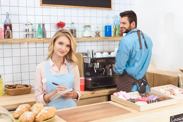 Casal trabalhando juntos no café — Fotografia de Stock