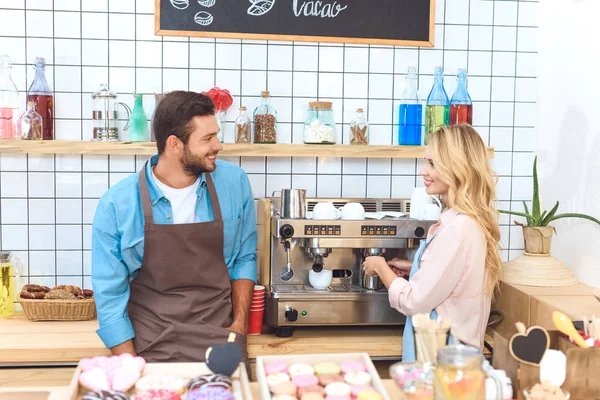 Café werknemers maken van koffie — Stockfoto