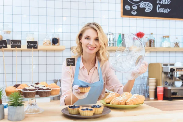 Waitress with cookies — Stock Photo, Image