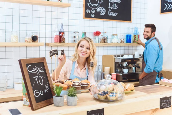 Garson ve garson gülümseyerek