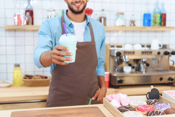 Barista holding latte — Stock Photo, Image