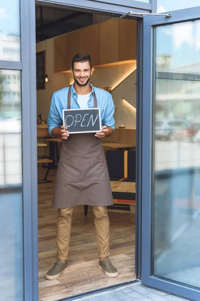 De eigenaar van het café met teken open — Stockfoto