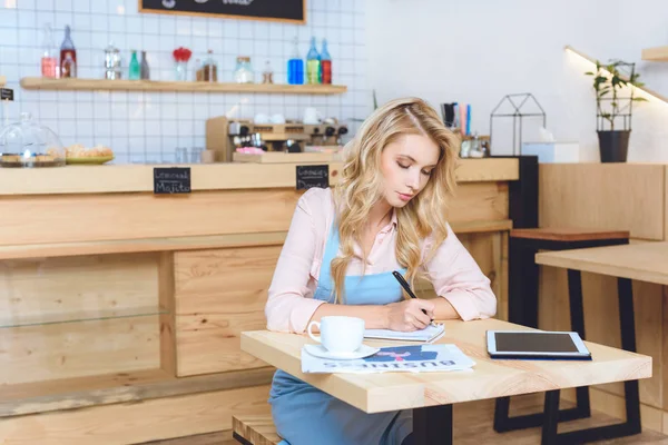 Cafe owner taking notes — Stock Photo, Image