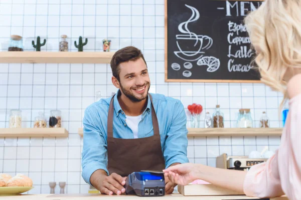 Payment by credit card and terminal — Stock Photo, Image