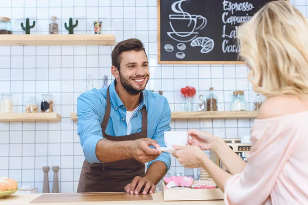 Barista giving coffee to client — Stock Photo, Image
