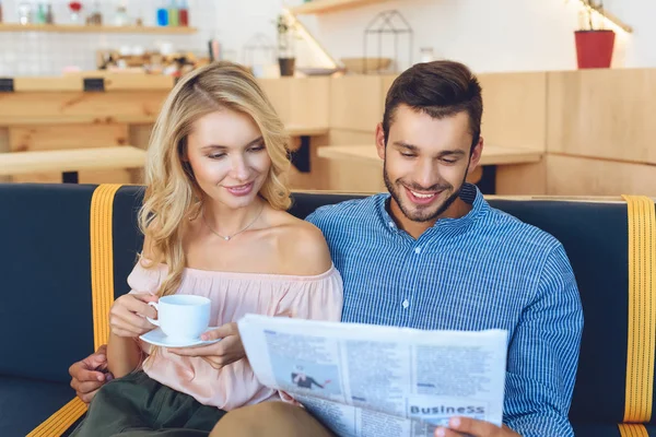 Casal com jornal e café — Fotografia de Stock