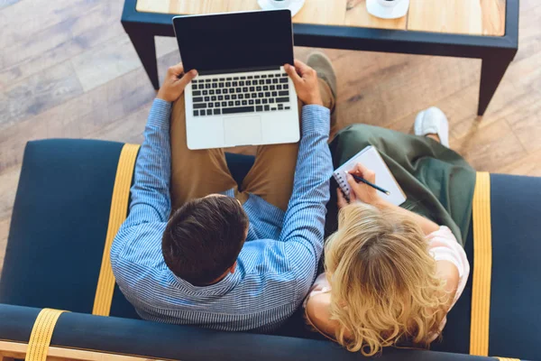 Pareja usando portátil en la cafetería — Foto de Stock