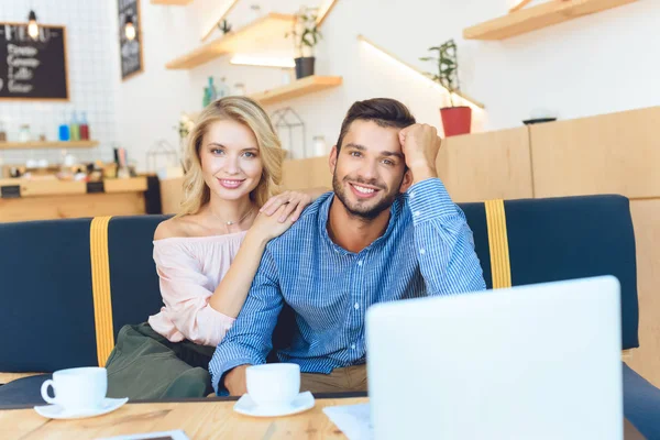 Couple using laptop in cafe — Stock Photo, Image