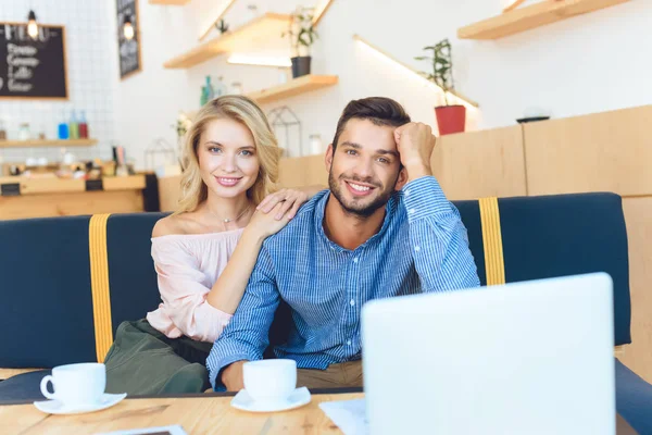 Couple en utilisant un ordinateur portable dans le café — Photo