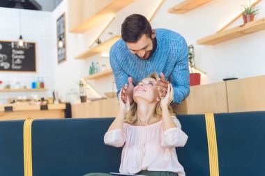 Kafedeki mutlu genç çift