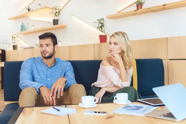 Pareja bebiendo café en la cafetería — Foto de Stock