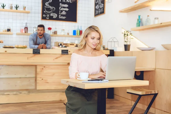 Mujer usando portátil en la cafetería — Foto de Stock