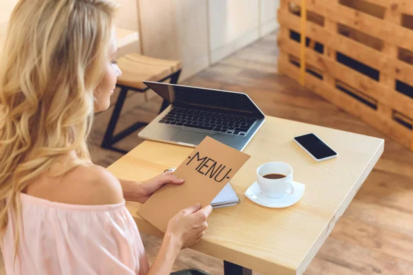 Vrouw bedrijf menu — Stockfoto