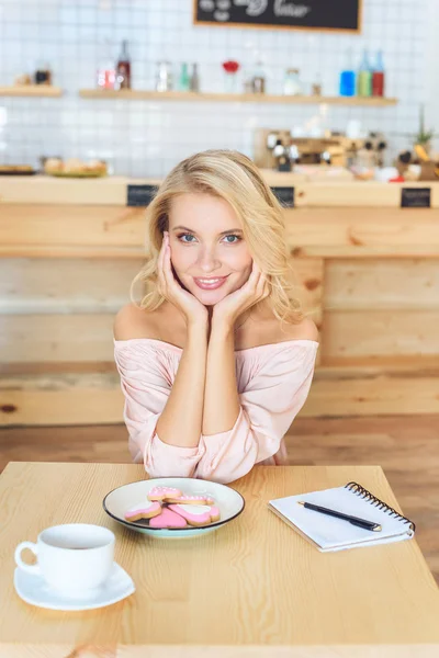 Mujer sonriente en la cafetería — Foto de stock gratis