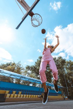 Afrikalı-Amerikalı kadın basketbol atma