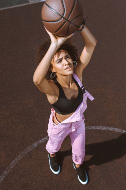 Afrikalı-Amerikalı kadın basketbol atma