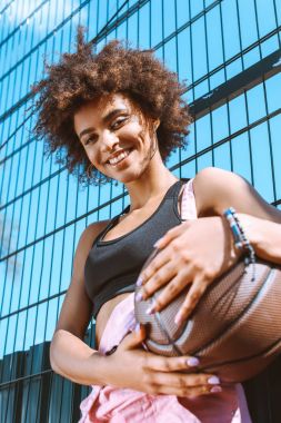 Afrikalı-Amerikalı kadın holding basketbol