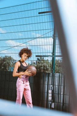 Afrikalı-Amerikalı kadın holding basketbol