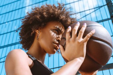 Afrikalı-Amerikalı kadın amacı basketbol ile ayarlama