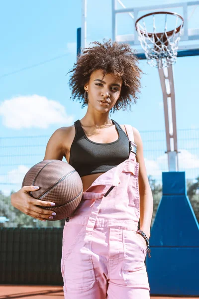 Афро-американська жінка тримає баскетбол — Безкоштовне стокове фото