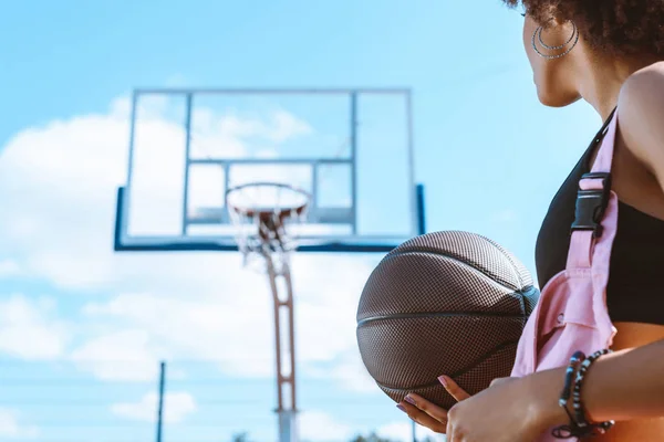 Afro-amerikai nő gazdaság kosárlabda — Stock Fotó