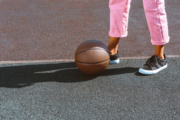 Bola de basquete no campo de esportes — Fotografia de Stock