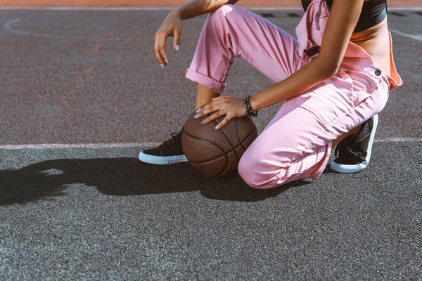 Femme avec ballon de basket — Photo