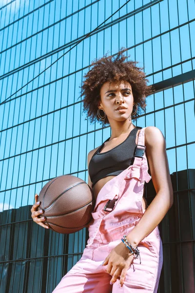 African-american woman holding basketball — Free Stock Photo