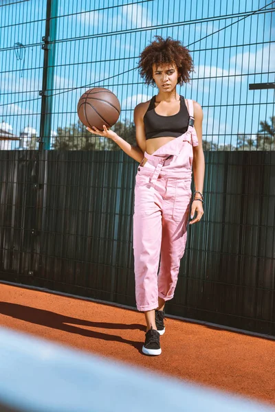 Mujer afroamericana sosteniendo baloncesto — Foto de Stock