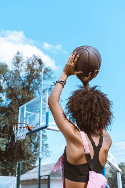 Afrikalı-Amerikalı atma basketbol