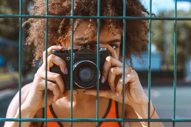 Sportif kadın alarak resim ile fotoğraf makinesi