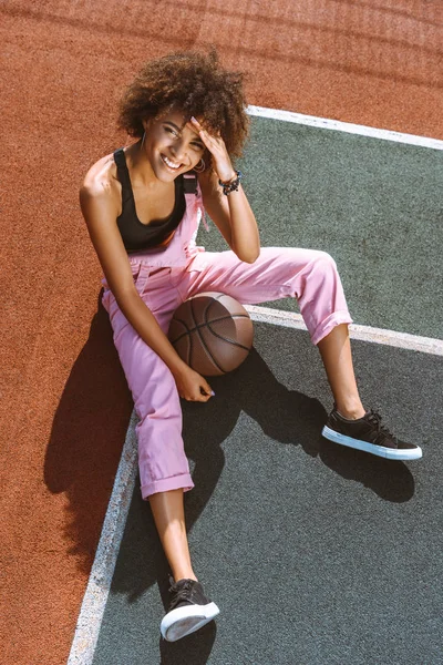 Afro-americano na quadra de esportes com basquete — Fotografia de Stock